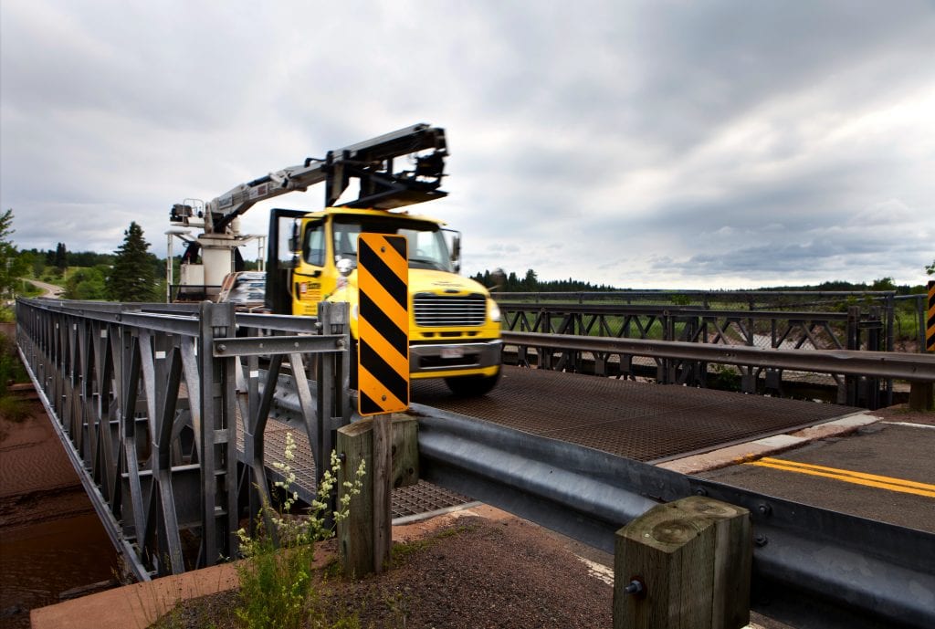 Truck crossing Algonquin Modular Panel Bridge, Un camion traverse un pont modulaire Ã  panneaux Algonquin