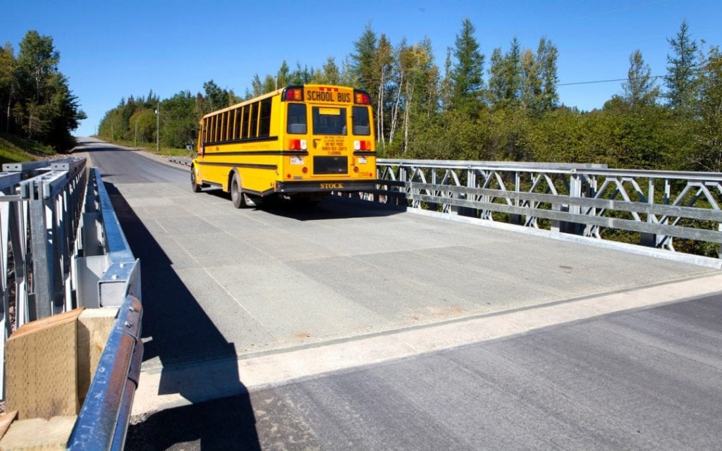 Highway bridge with epoxy-coated-aggregate deck panels, Pont routier avec tablier de panneaux recouverts d'un granulat Ã  base Ã©poxy