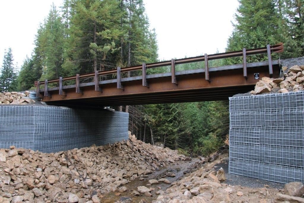 Girder Bridge with Vist-A-Wall Wire Wall Abutments, Pont à poutres avec culées en mur de treillis Vist-A-Wall