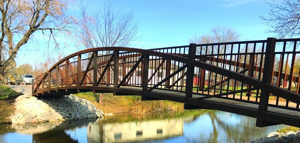 Bowstring truss-pedestrian bridge as a stream crossing, Un pont piétonnier bowstring sert de traverse de cours d'eau