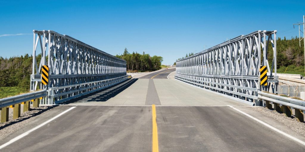 Bailey Bridge-style Modular Panel Bridge in highway application. Pont modulaire Ã  panneaux de type Bailey dans une application routiÃ¨re