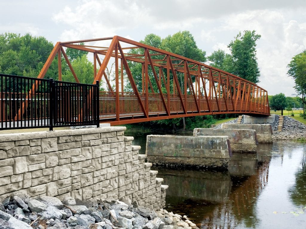 Rail trail bridge replacement over river in Ontario, Un pont de sentier sur une ancienne voie ferroviaire enjambe une riviÃ¨re en Ontario