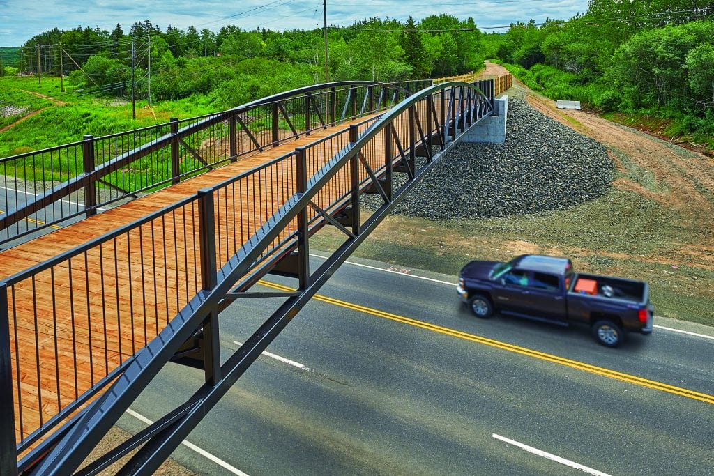Multi-use trail bridge over highway near Digby NS, Sentier polyvalent au-dessus d'une autoroute prÃ¨s de Digby, en Nouvelle-Ã‰cosse