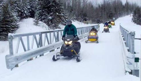 Snowmobiles crossing trail bridge, Pont de sentier pour motoneiges