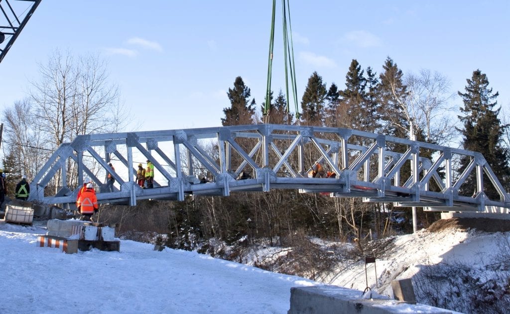Arched Truss Bridge installed over railway in one day, Pont arque en treillis installeen une journee au-dessus d'une voie ferree