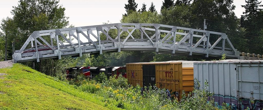 Arched Truss Bridge designed to accommodate double-stack rail cars, Pont arqué en treillis assurant le passage des wagons porte-conteneurs à deux niveaux
