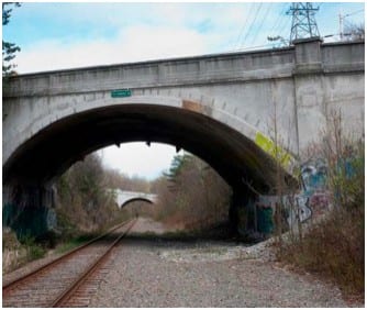 100-year-old rail overpass in need of rehab, Pont centenaire surplombant un chemin de fer devant Ãªtre remis en Ã©tat