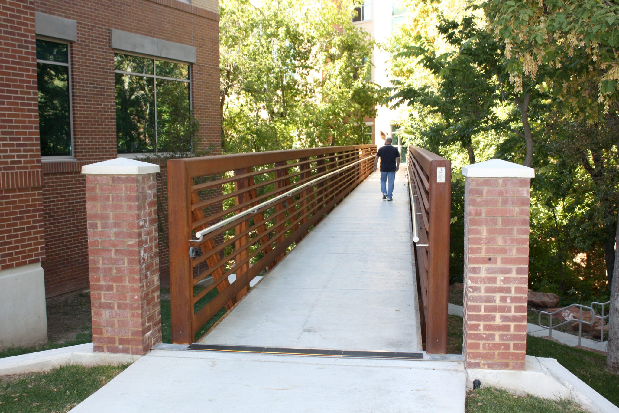Prefabricated pedestrian bridge connects college campus