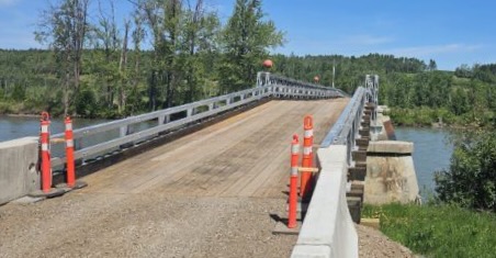 Approach ramp for Bailey-Bridge-style replacement bridge assembly