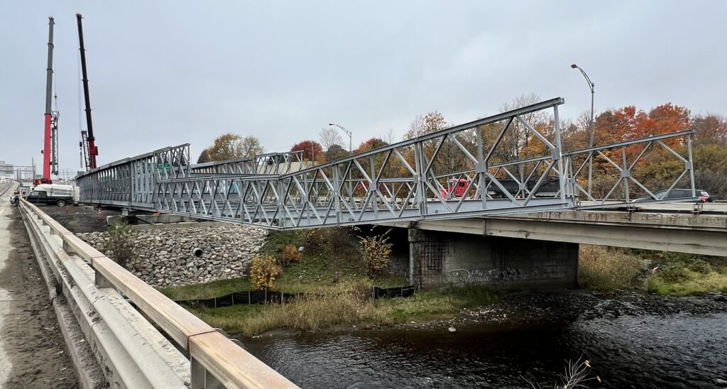 Cantilever launch of Modular Bolted Truss Bridge 