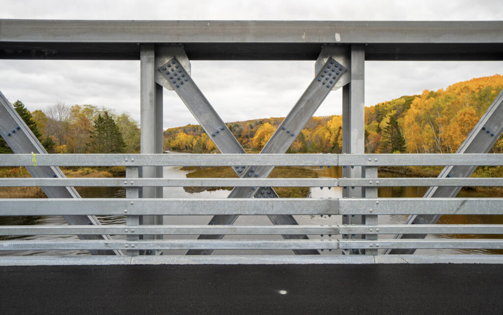 Pre-cambered side trusses